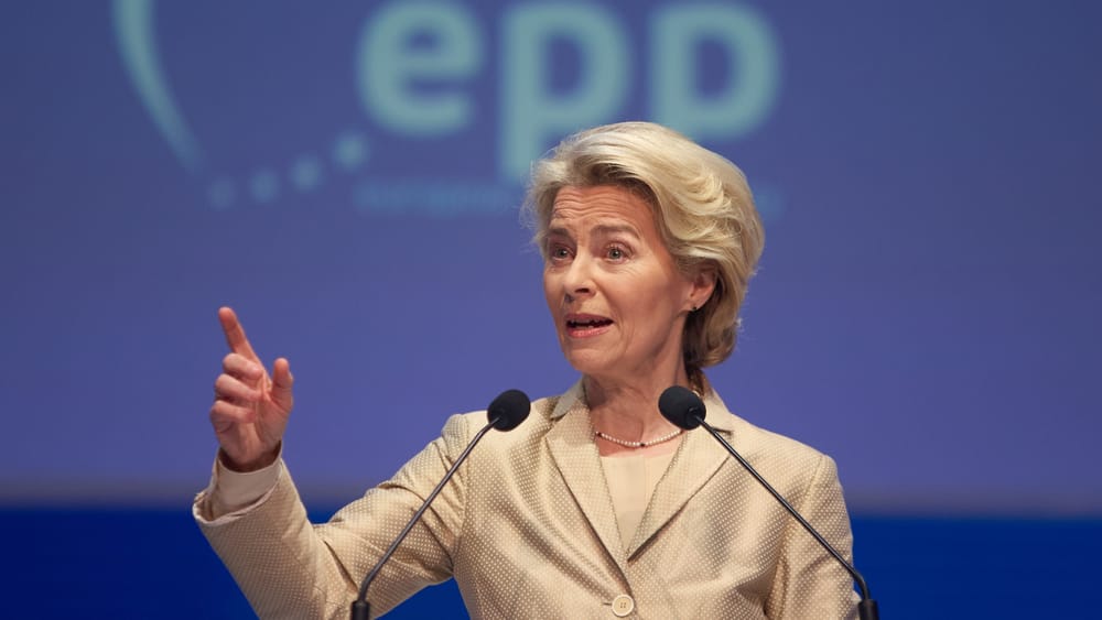 „Ursula und die Kloschüsseln“ | Von Thomas Röper Beitragsbild