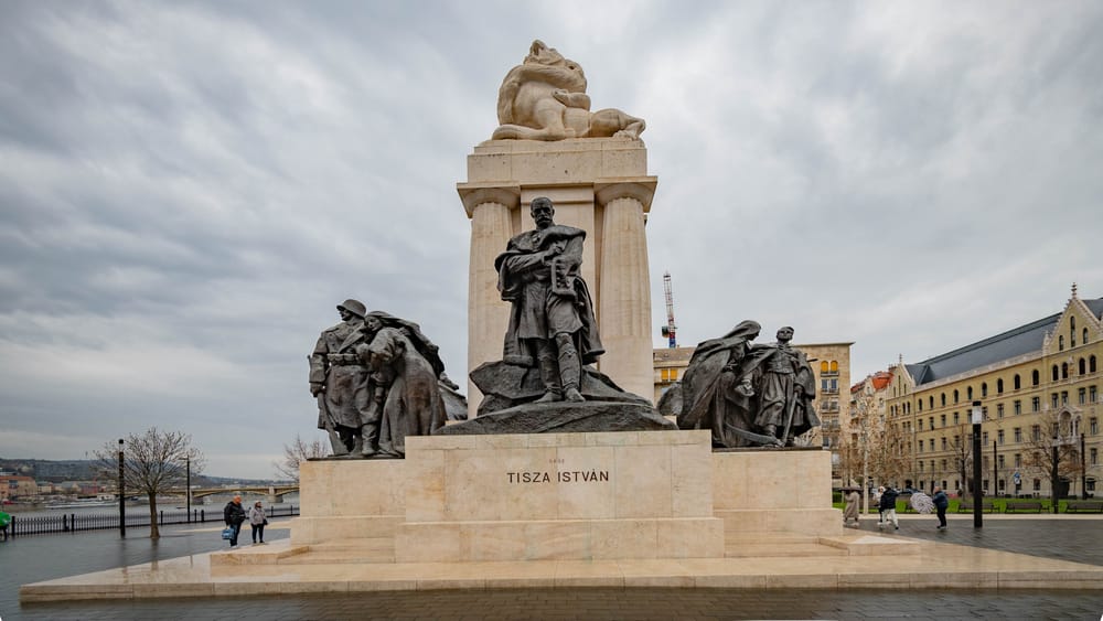 „Brief aus Budapest #4“: Der Schatten von 1914 fällt auf Europa | Von Gábor Stier Beitragsbild