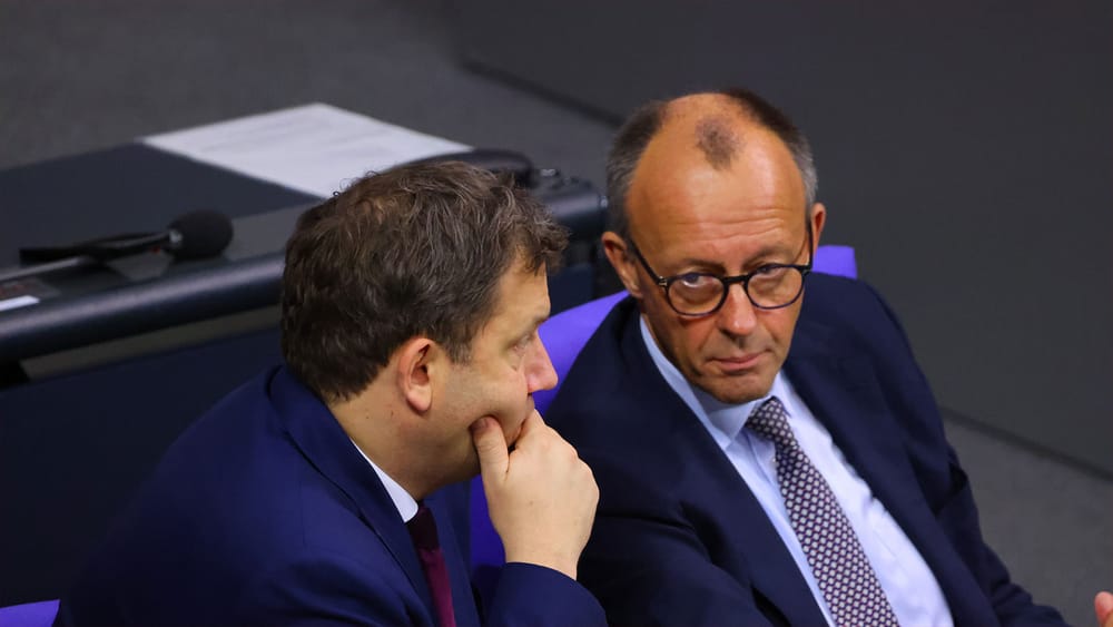 „Unsere Demokratie“ wird zur autoritären Waffe | Von Janine Beicht Beitragsbild