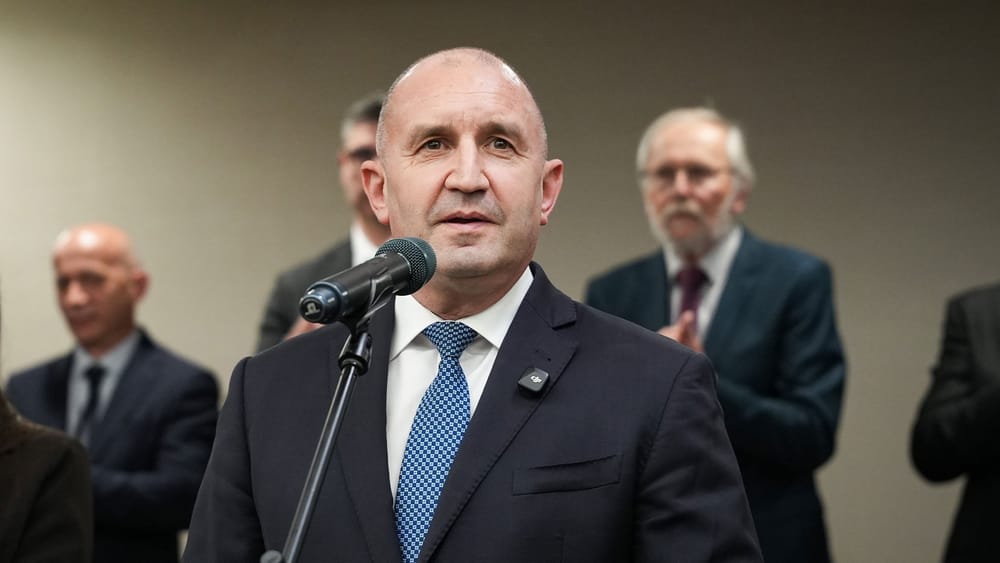 Bulgarien: Erdrutschsieg für Ex-Präsident Radev bei Parlamentswahl Beitragsbild