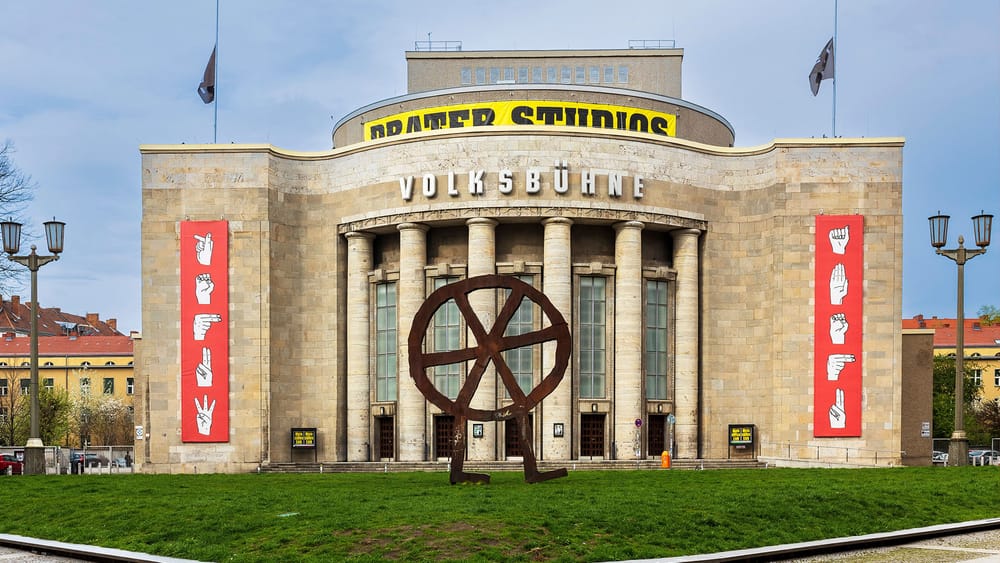 Kultur im Jahre 2026: Loblied auf den Fettnapf | Von Paul Clemente Beitragsbild