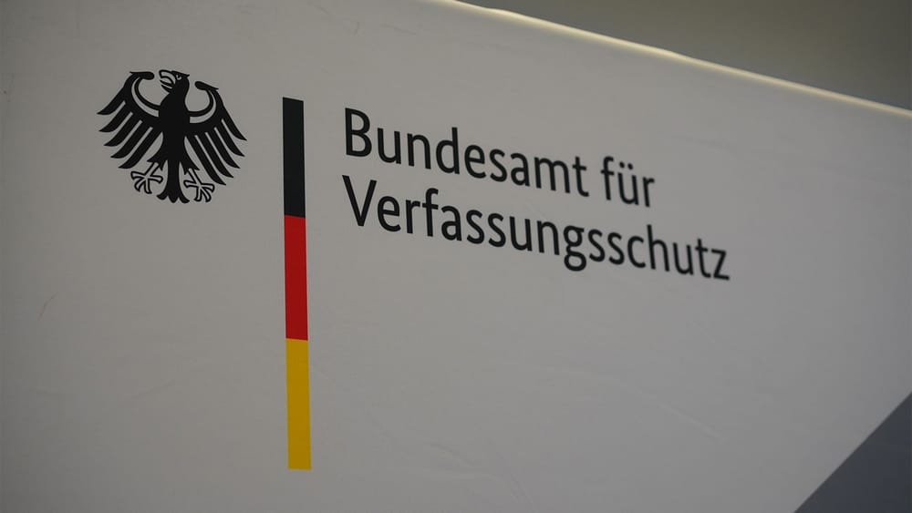 Nachrichtendienstgesetz: Mit BND und Verfassungsschutz gegen aufmüpfige Publizisten und Parteien | Von Norbert Häring Beitragsbild