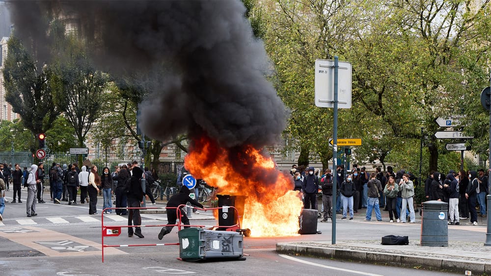 Frankreich: Polizei setzt bei neuen Protesten Tränengas und Wasserwerfer ein Beitragsbild