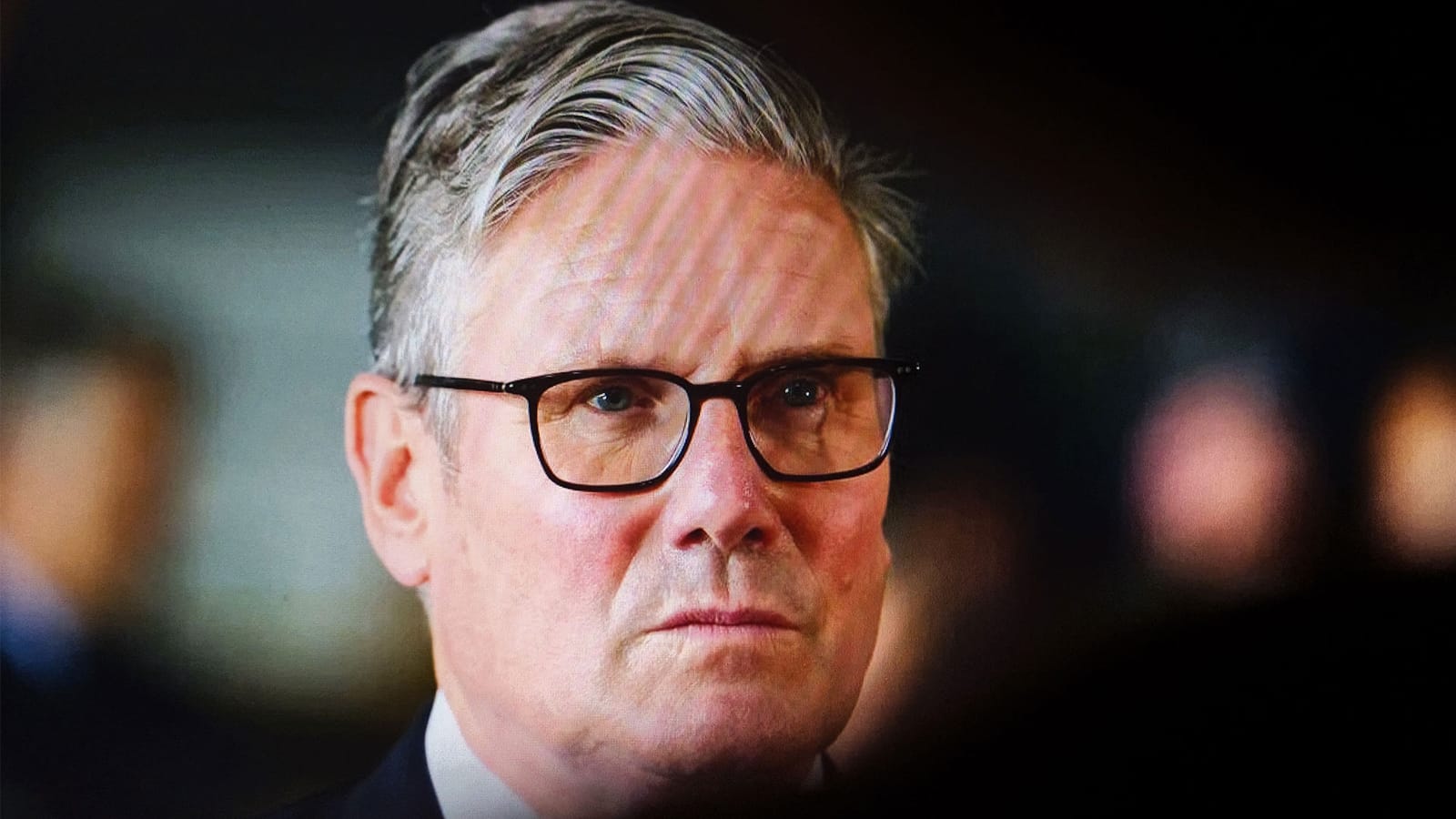 Starmer lehnt Rücktritt ab – Labour ringt mit Wahldebakel