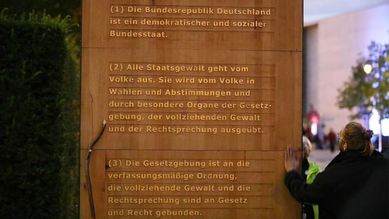 Kunstvernichtung in Deutschland: Stele Art. 20 Grundgesetz Beitragsbild