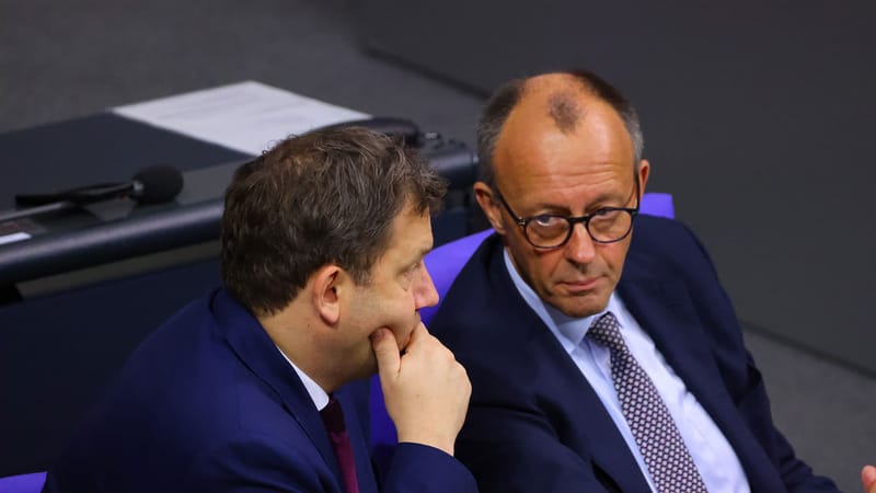 „Unsere Demokratie“ wird zur autoritären Waffe | Von Janine Beicht Beitragsbild