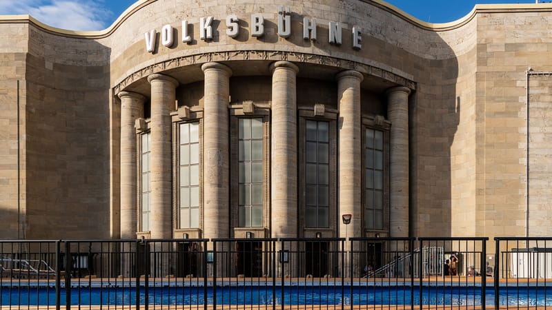 Volksbühnen-Desaster: Integration durch Apartheit? | Von Paul Clemente Beitragsbild