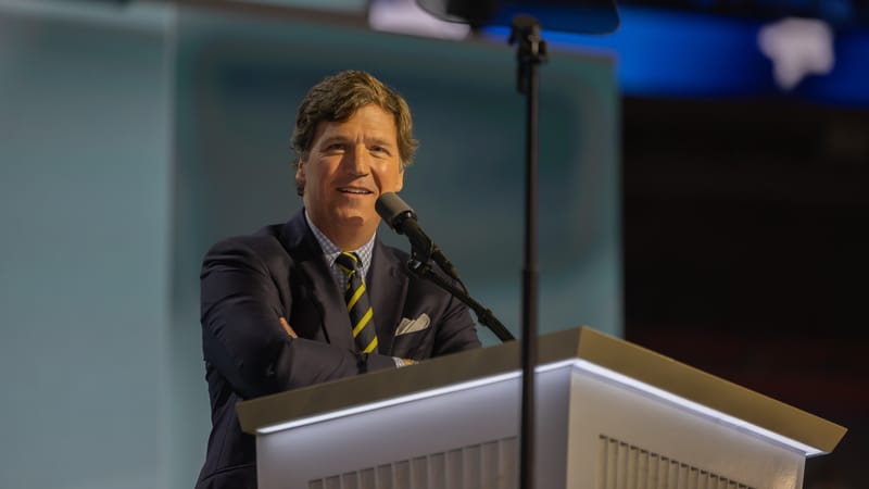 Streitfall C. J. Hopkins – Tucker Carlson veröffentlicht sein verbotenes Buch | Von Rainer Rupp Beitragsbild